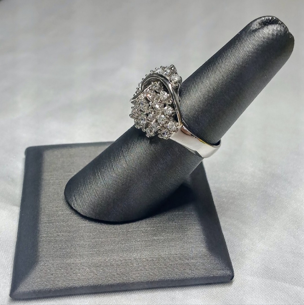 Absolutely beautiful Rhodium plated 925 sterling silver ring with CZ.   SIZE  7. - Picture 5 of 8